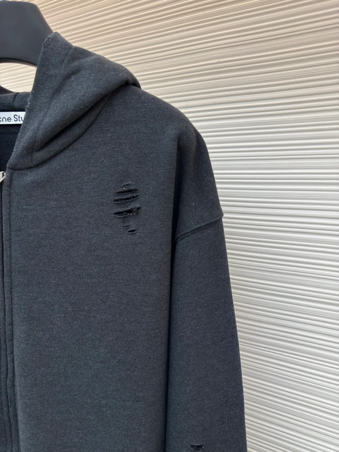 Acne Studios ripped distressed logo zipper jacket ●Authentic product: 4500 purchased and developed ●Item number: 1680386-B35 ●Fabric: Dream double-strand cotton plain fabric ●Technology: Distressed printing ●Version: Loose version ●Weight: about 685 grams ●Size: S-M-L-XL ●Description: Customized dream double-strand cotton plain fabric with excellent texture and comfortable skin fit The main color is deep black, which is like the mottled rust on ancient copperware. The unruly soul of AcneStudios is engraved on the chest. The clever integration of hole elements and wanton swaying on the black canvas is a deliberate rebellion and a break away from the shackles of tradition. It is unique in the wave of trends. Glue printing is used. The chest printing is modified three times with the film screen. The glue liquid paint is used to print the pattern on the fabric. The fabric is baked to fix the printed pattern. Many parts of the body of the garment are worn and worn by pure artificial regularity, and hand brush marks are added to the surface of the garment to add texture and depth to imitate the texture of natural wear and tear. The fabrics have been washed to give them a better feel and texture. They are not easy to deform, shrink or fade, and maintain their long-lasting beauty. The overall color is consistent with no color difference. It can be matched with the same style to create a fashionable look, and can be used in various occasions. Customized accessories, complete with three standards, the same style for men and women!